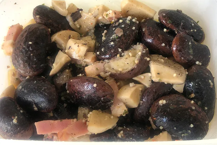 タッパーに入った残り物の花豆のアヒージョ