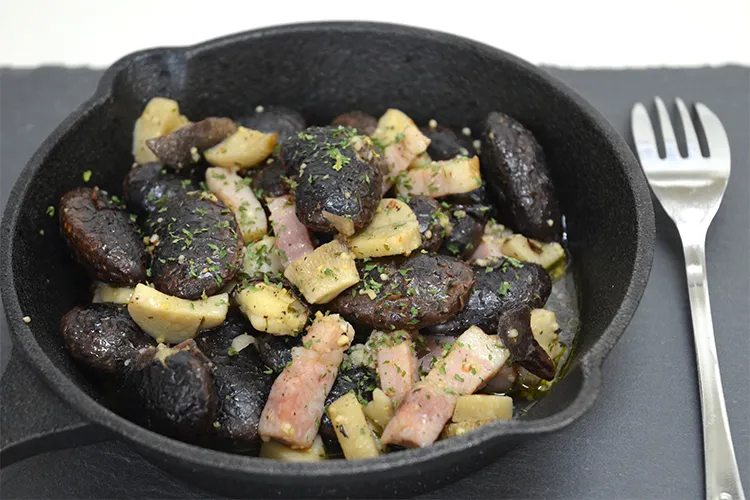 黒い器に盛られた美味しそうな花豆のアヒージョ