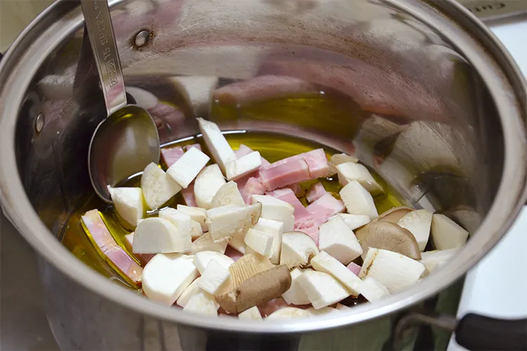 エリンギとベーコンを炒める様子