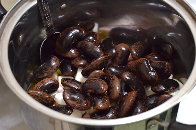 花豆を炒める様子