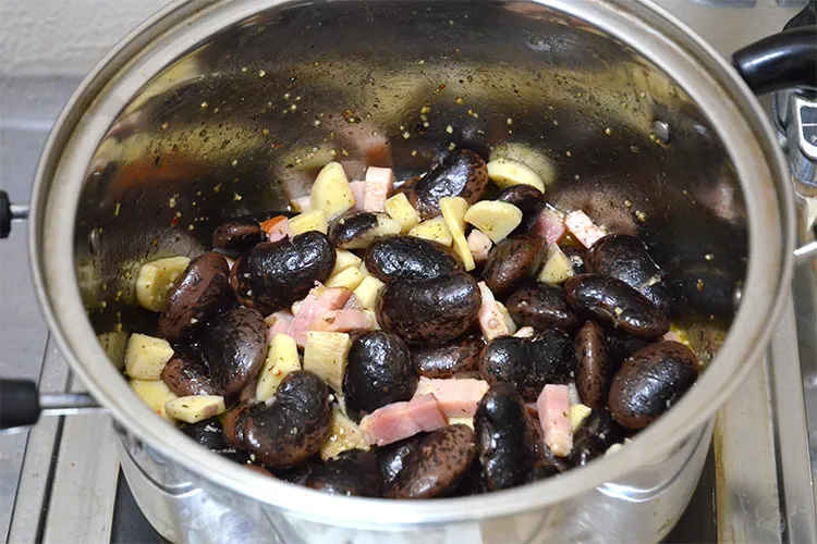 鍋の中で完成した花豆のアヒージョ