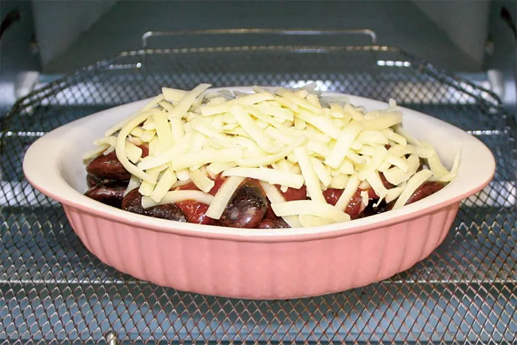 ピザソースとチーズをかけた花豆をオーブントースターで焼く様子