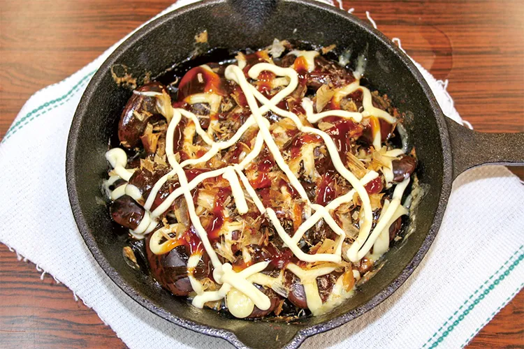 ソースとマヨネーズ、かつお節をかけたお好み焼き風の花豆