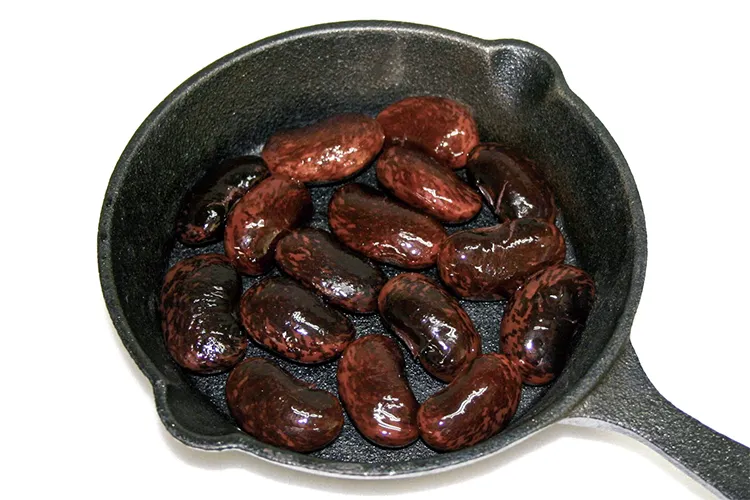 耐熱容器に敷き詰められた花豆