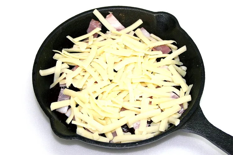 ベーコンの上に乗せられたミックスチーズ