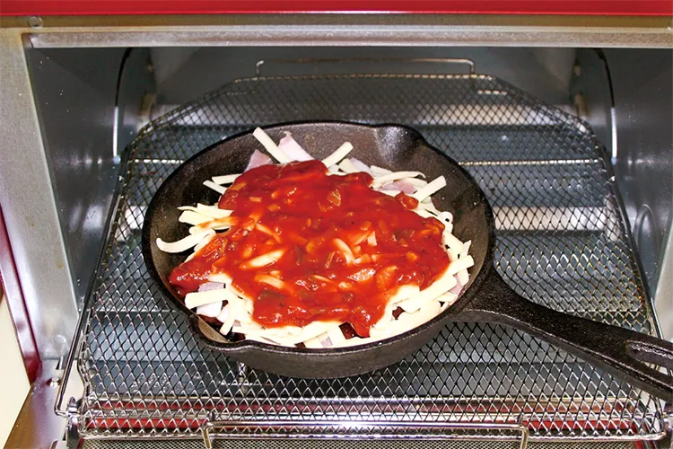 耐熱容器に入れられた花豆をオーブントースターで焼く様子