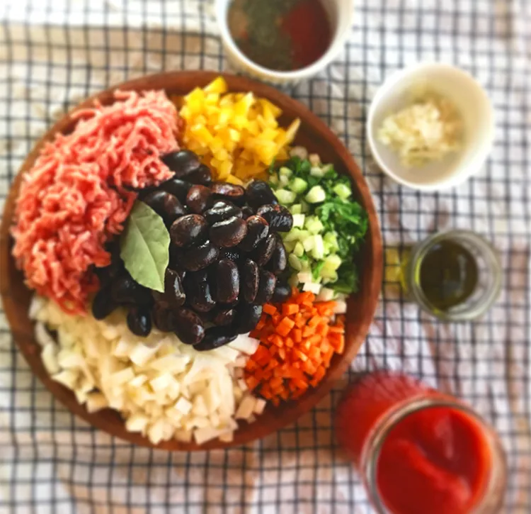 木の皿の上に盛られたチリコンカンの材料