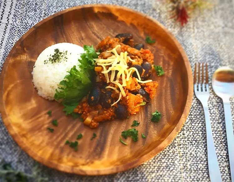 木のお皿の上に綺麗に盛り付けられた紫花豆のチリコンカン