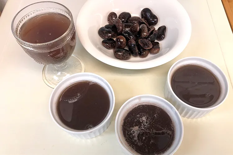 紫花豆の煮汁を流し込んだ4つの器