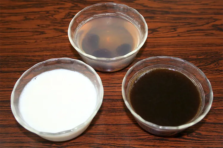 机に並べられた花豆の寒天ゼリーのバリエーション