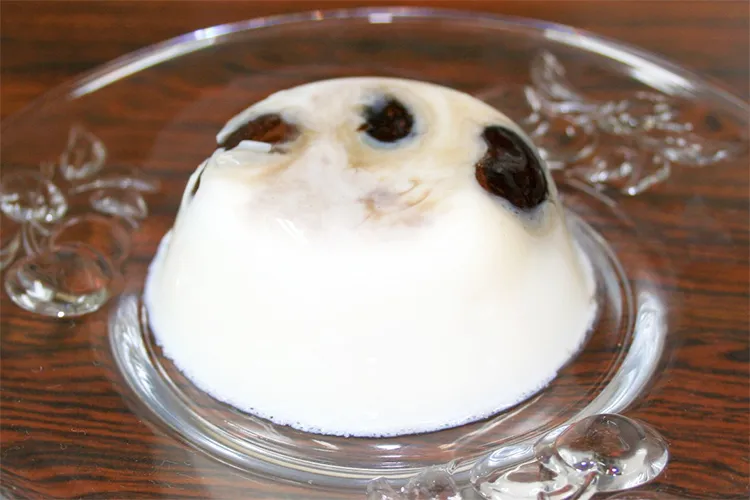 紫花豆の甘煮を入れた牛乳寒天ゼリー