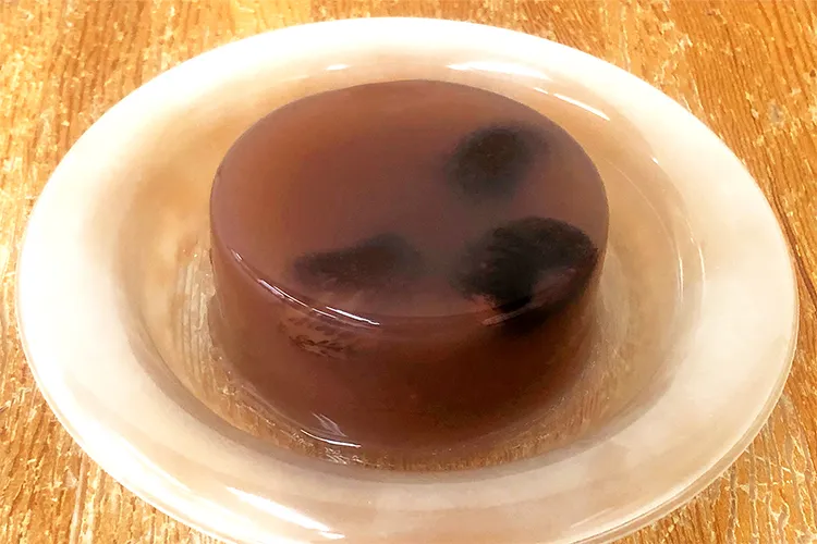 木の机の上に置かれた花豆の寒天ゼリー