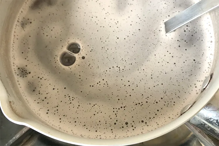 かんてんクックを入れた紫花豆の煮汁が泡立っている様子