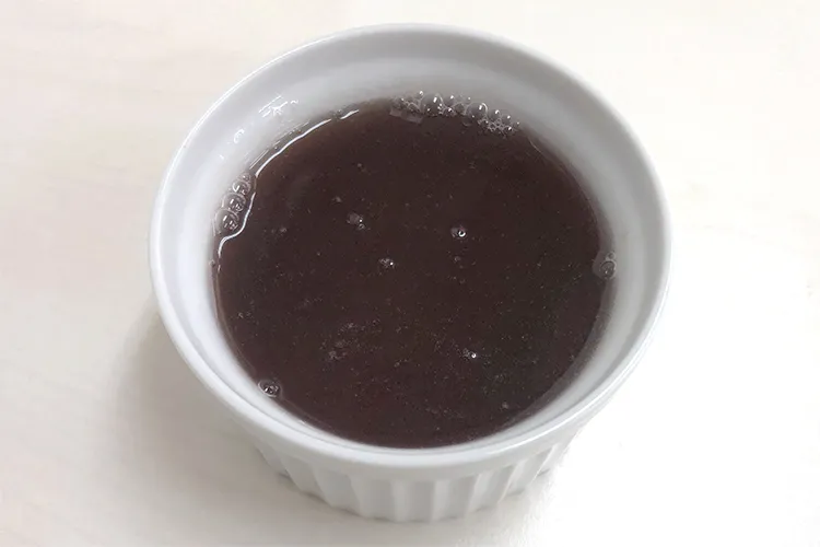 器に流し込まれた紫花豆の煮汁