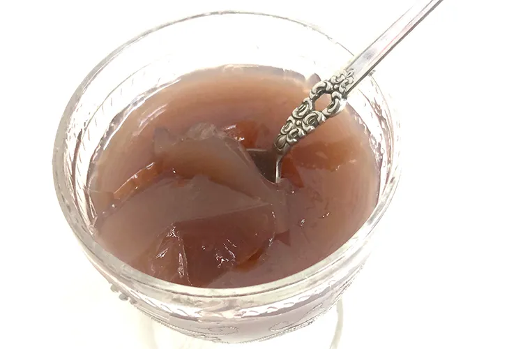 グラスに入った花豆の寒天ゼリーをスプーンですくう様子