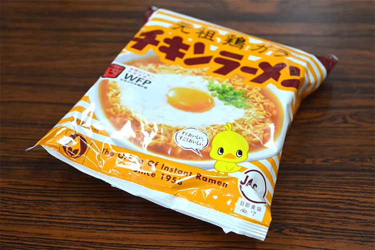 机の上に置かれたチキンラーメン（袋麺タイプ）