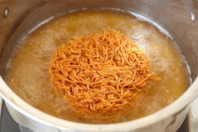 鍋でチキンラーメンをグツグツと煮る様子