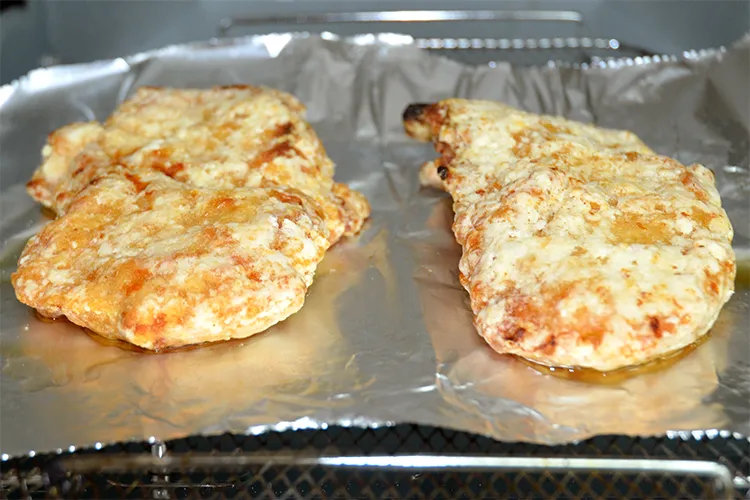 オーブントースターで解凍され、美味しそうな焦げ目の付いた山賊焼