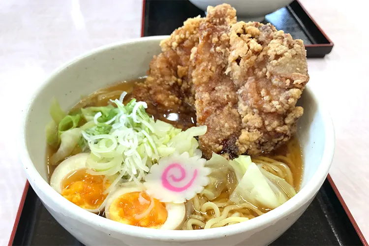 白樺亭さんで提供している山賊焼ラーメン