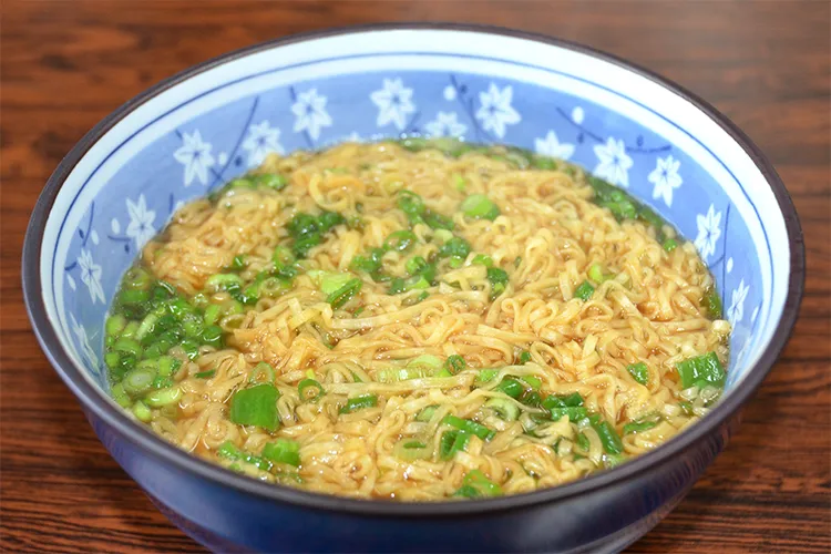 器によそられたネギ入りチキンラーメン