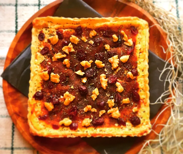 木のお皿の上にホールで置かれた白花豆のスパイシーチーズケーキ