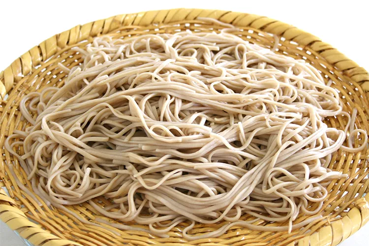 ゆであがった本十割生そば