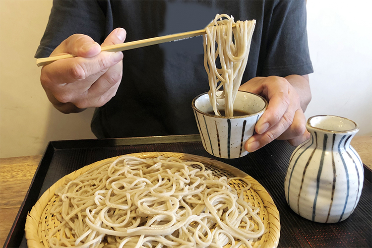 そばを食べる男性のイメージ